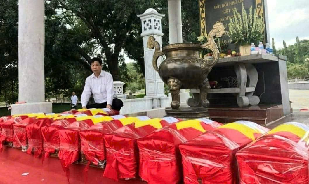  NGƯỜI SOẠN THẢO HÀNG NGHÌN LÁ ĐƠN GIÚP CÁC GIA ĐÌNH LIỆT SỸ TÌM MỘ